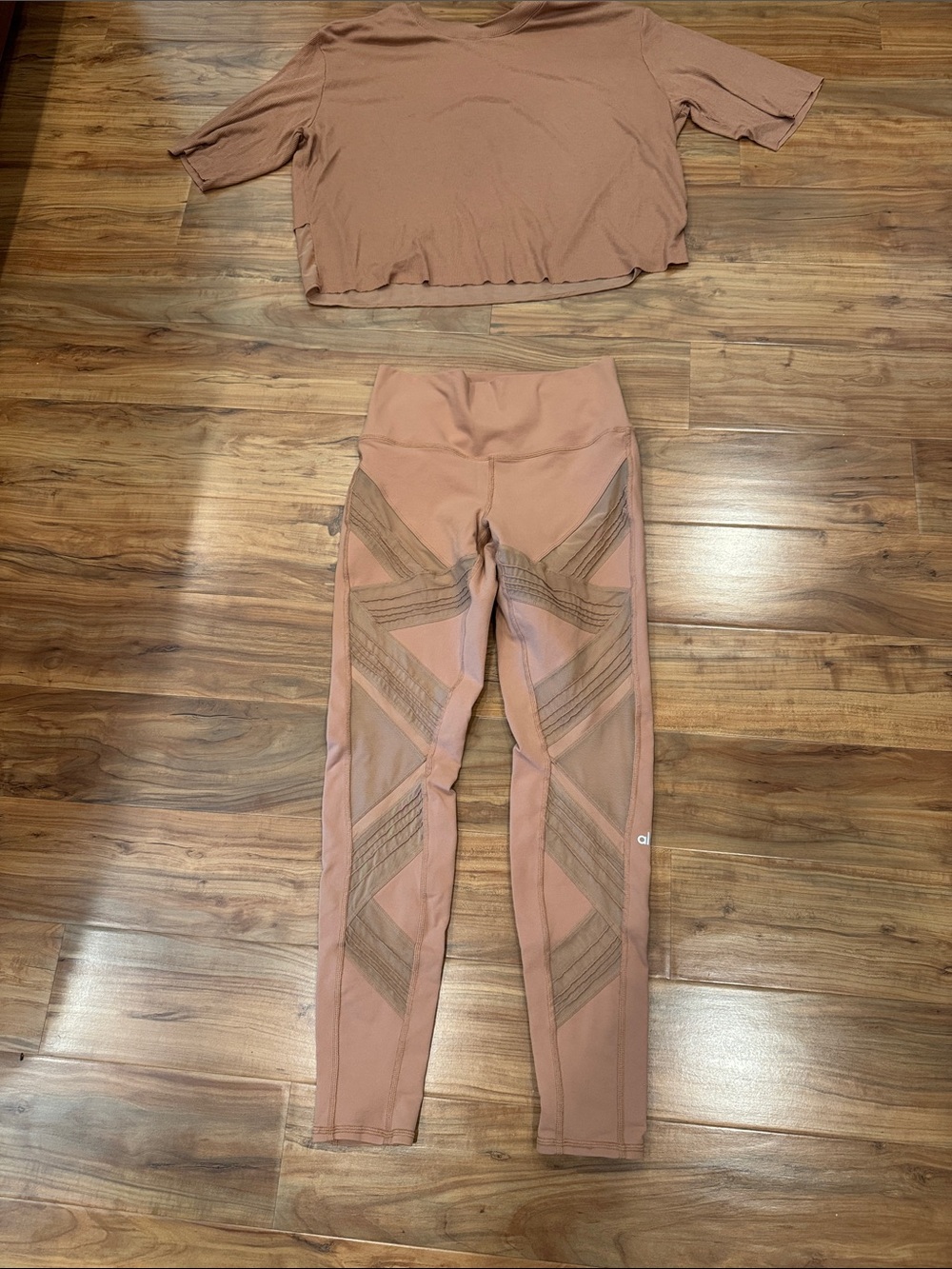 ALO Yoga High-Waist Mesh-Panel Leggings in Peach